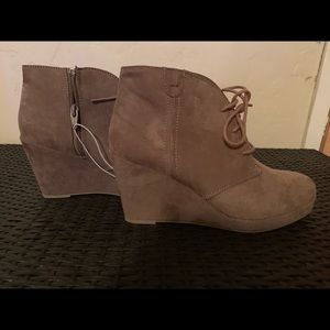 Merona Taupe/Terri Wedges Size 8 Brand New. Cute!